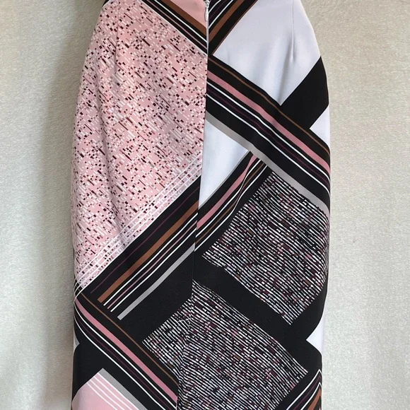 Elegant Pink and Black Geometric Skirt - Picture 2 of 4